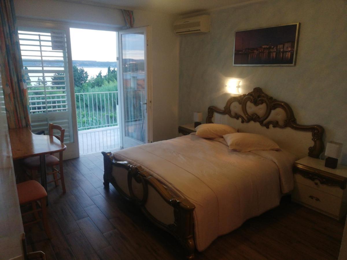 Guest House Vila Luka Portorose Esterno foto
